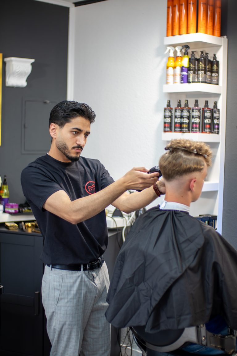 Friseurmeister von CutLab bei einem präzisen Herrenschnitt